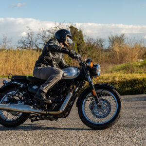 Alquiler de Benelli Imperiale 400 clásica en Santiago de Compostela | Franky Moto Adventures