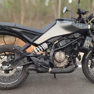 Alquiler de Husqvarna Svartpilen 401 naked en Santiago de Compostela | Franky Moto Adventures